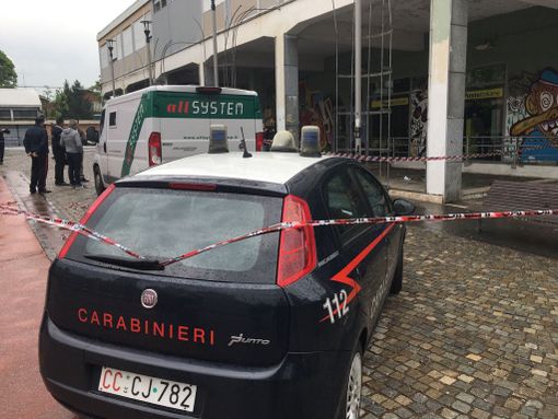 Sparatoria alle Poste di piazza Montale a Torino: ferito il rapinatore, un Vigile del Fuoco sospeso dal servizio Sparatoria alle Poste di piazza Montale a Torino: ferito il rapinatore, un Vigile del Fuoco sospeso dal servizio