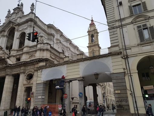 Reti anti piccione in via Po: una bruttura che non sfugge ai passanti (FOTO)