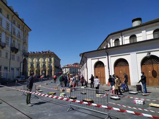 Porta Palazzo, riapertura soft, ma con il bel tempo è arrivata anche la gente: ingressi chiusi alle 13 [VIDEO]