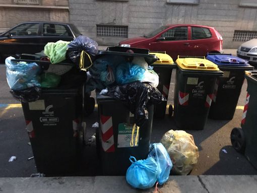 Bidoni pieni di immondizia