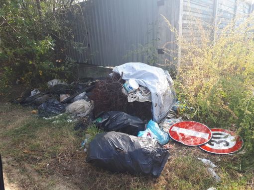 Grugliasco, i Verdi lanciano l'allarme rifiuti abbandonati. Il Comune: "Sono solo pochi incivili, ma stiamo intervenendo"