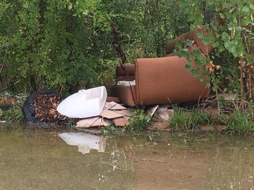 Collegno, rifiuti abbandonati nei parcheggi: &quot;Tolleranza zero&quot;