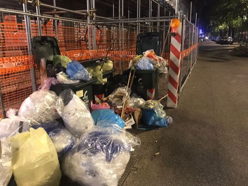 Pozzo Strada in rivolta per schiamazzi e cattivi odori