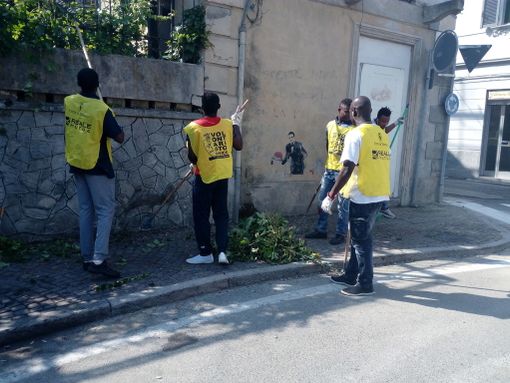 Cavoretto, 35 richiedenti asilo puliscono il territorio da rifiuti ed erbacce Cavoretto, 35 richiedenti asilo puliscono il territorio da rifiuti ed erbacce