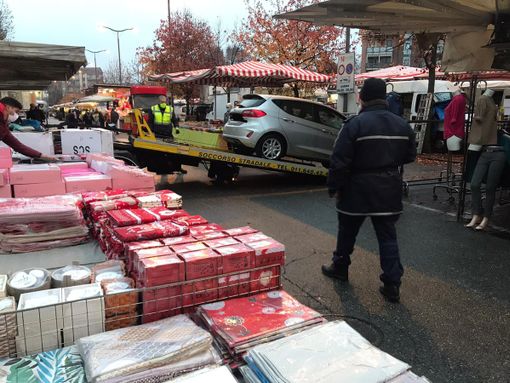 Sosta selvaggia nel mercato di Nichelino, la Polizia locale rimuove una vettura lasciata in mezzo ai banchi Sosta selvaggia nel mercato di Nichelino, la Polizia locale rimuove una vettura lasciata in mezzo ai banchi