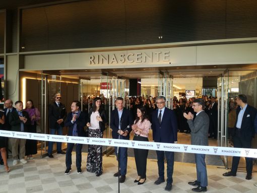 La Rinascente "torna" a Torino: folla in via Lagrange per un luogo storico dello shopping cittadino (VIDEO) La Rinascente "torna" a Torino: folla in via Lagrange per un luogo storico dello shopping cittadino (VIDEO)