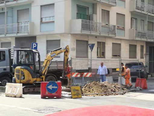 Lavori in corso, sta per sparire la buca che si era creata vicino al Fila Lavori in corso, sta per sparire la buca che si era creata vicino al Fila