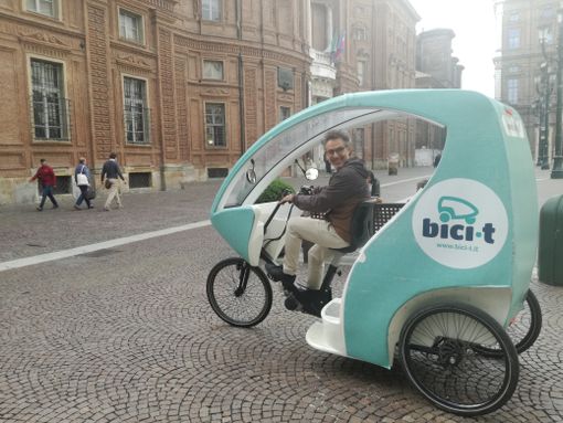 Torino più bella a colpi di pedale, ma senza fare fatica: arrivano i risciò di Bici-t [VIDEO]
