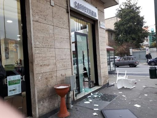 Lite a Parella, in frantumi la vetrina di un bar Lite a Parella, in frantumi la vetrina di un bar