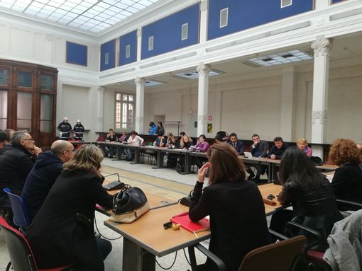 sala con persone riunite sala con persone riunite