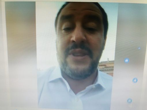 Salvini su Facebook: "Ogni mattina ricevo un messaggio delle forze dell'ordine. Gravissime le accuse di compromettere le indagini" Salvini su Facebook: "Ogni mattina ricevo un messaggio delle forze dell'ordine. Gravissime le accuse di compromettere le indagini"