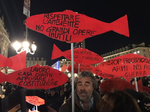 foto d'archivio di manifestazione delle sardine a torino foto d'archivio di manifestazione delle sardine a torino