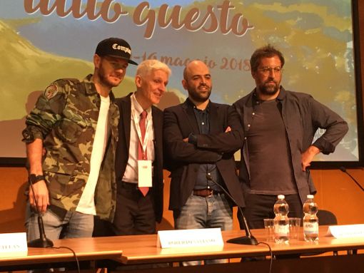 Cattelan con Saviano e due persone