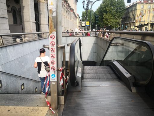 Torna la metro di Torino, ma le scale rimangono “immobili”: nel viaggio tra Fermi e Bengasi 18 sono rotte [FOTO]