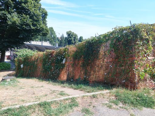Infiltrazioni e vandalismi sulla scalinata di via Lomellina: "Riqualificazione non prioritaria"
