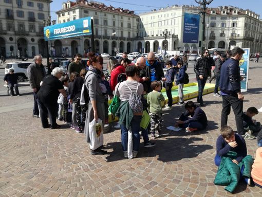 Al via il weekend degli scambi: già tanta gente in piazza Vittorio per il Panini Tour