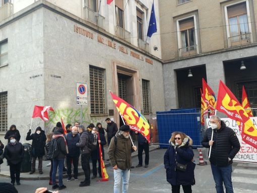 "No allo spezzatino": sciopero dei dipendenti Inps davanti alla sede di via XX Settembre. "Si taglia sui costi, peggiorando i servizi" "No allo spezzatino": sciopero dei dipendenti Inps davanti alla sede di via XX Settembre. "Si taglia sui costi, peggiorando i servizi"