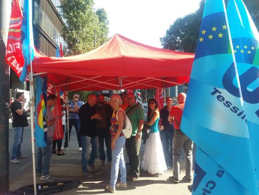 Dipendenti in sciopero di fronte a Enigaseluce per il rinnovo del contratto