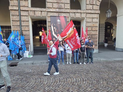 Chiedono un rinnovo dell'integrativo e maggiore sicurezza. Oltre 10 mila gli addetti piemontesi Chiedono un rinnovo dell'integrativo e maggiore sicurezza. Oltre 10 mila gli addetti piemontesi