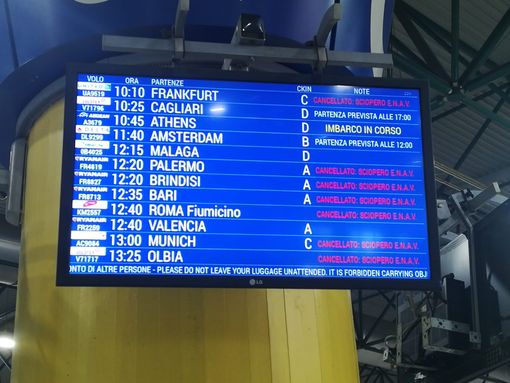 Sciopero dei controllori di volo, aerei cancellati anche all'aeroporto di Caselle Sciopero dei controllori di volo, aerei cancellati anche all'aeroporto di Caselle