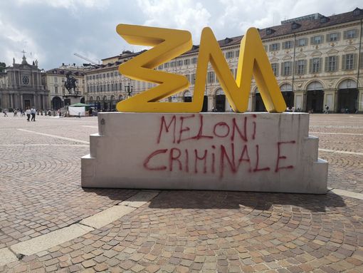 "Meloni criminale", la scritta contro la premier nel salotto buono di Torino "Meloni criminale", la scritta contro la premier nel salotto buono di Torino