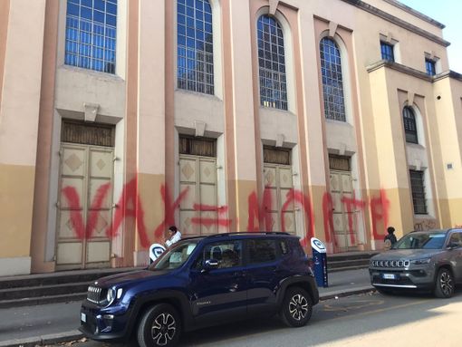 Foto generica di scritte e minacce No Vax