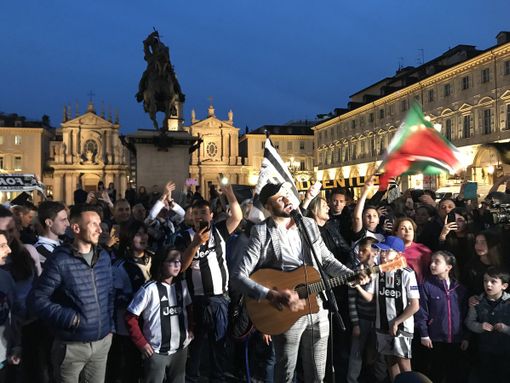 Juventus campione d’Italia, festa soft in piazza San Carlo: pochi i tifosi presenti (VIDEO)