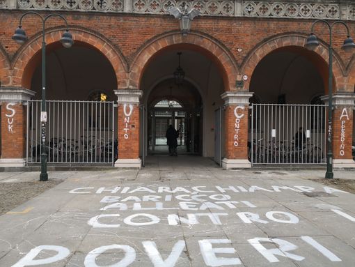 Trasferimento suk in via Carcano, scritte sulla Holden: "Chiara e Chiampa contro i poveri" (FOTO) Trasferimento suk in via Carcano, scritte sulla Holden: "Chiara e Chiampa contro i poveri" (FOTO)