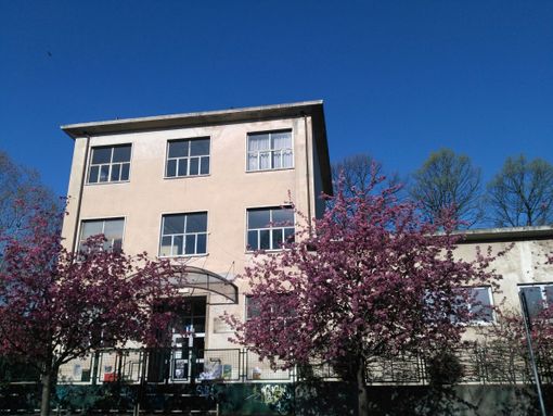 Genitori e bambini scendono in piazza contro la chiusura della scuola "Vidari" Genitori e bambini scendono in piazza contro la chiusura della scuola "Vidari"