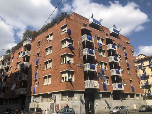 I colori dell'Europa sulla sede Cisl di via Madama Cristina a Torino
