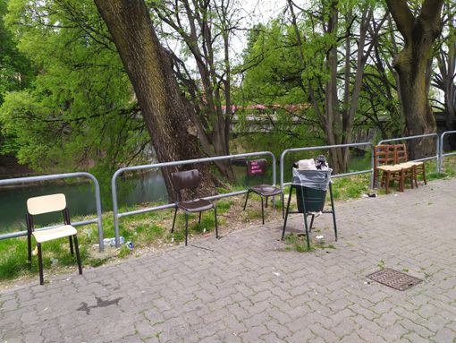 Aurora, senza le panchine in Lungo Dora Firenze spuntano delle sedie