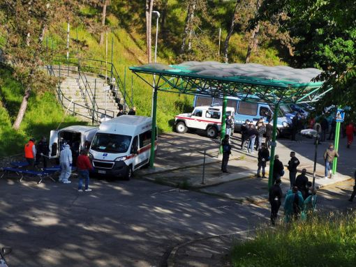 A Torino Esposizioni l'arrivo dei senzatetto dopo la protesta sotto il Comune [FOTO E VIDEO]