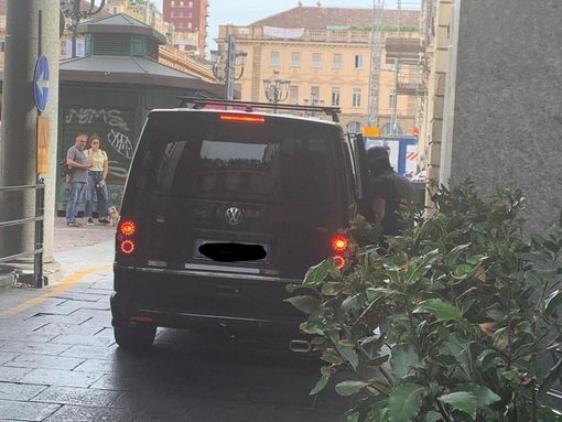 Tentato sequestro in piazza San Carlo, gli arrestati sono quattro. Sul furgone avevano gas urticante