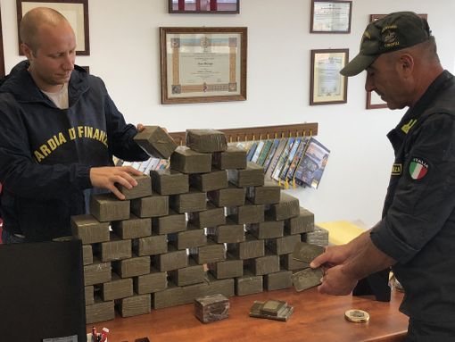 Due settantenni da Torino a Olbia con oltre 60 chili di droga: fermati alla discesa del traghetto Due settantenni da Torino a Olbia con oltre 60 chili di droga: fermati alla discesa del traghetto