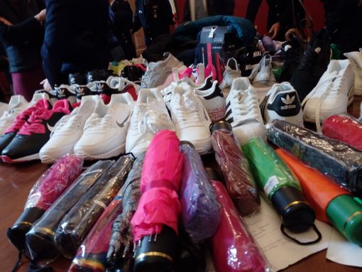 Giro di vite all'abusivismo: maxi-sequestro della Polizia di Stato e Municipale in piazza Castello