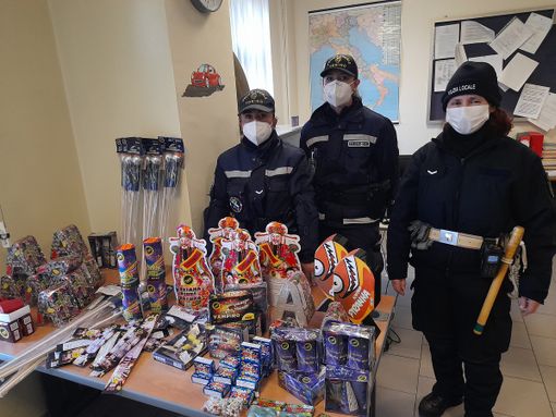 I fuochi d'artificio sequestrati dalla polizia municipale I fuochi d'artificio sequestrati dalla polizia municipale