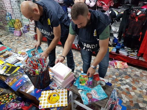 Il magazzino di articoli di cancelleria pericolosi finisce dietro la lavagna: tolti dal mercato un milione di prodotti