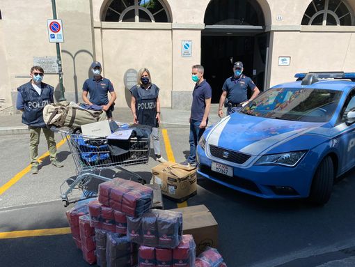 Consegnati al Sermig caffè e abbigliamento sequestrati: il gesto di solidarietà del Commissariato Dora Vanchiglia Consegnati al Sermig caffè e abbigliamento sequestrati: il gesto di solidarietà del Commissariato Dora Vanchiglia