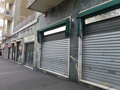 I commercianti di Santa Rita chiudono bottega: pochissimi i negozi aperti attorno alla piazza [FOTO]