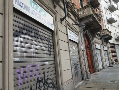 A San Salvario solo i minimarket resistono alla grande chiusura di Ferragosto [FOTO]