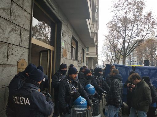 Mamma esce per portare a scuola il figlio disabile, torna a casa e si ritrova sfrattata: “La sorpresa una violenza” Mamma esce per portare a scuola il figlio disabile, torna a casa e si ritrova sfrattata: “La sorpresa una violenza”