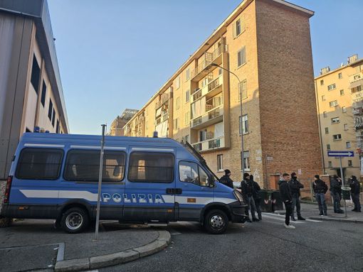 Sgombero in corso nel palazzo occupato di via Aosta, casa di disperati [VIDEO E FOTO]