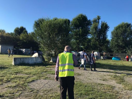 Piazza d’Armi, blitz della municipale: in corso lo sgombero delle tende dei nomadi [VIDEO e FOTO]