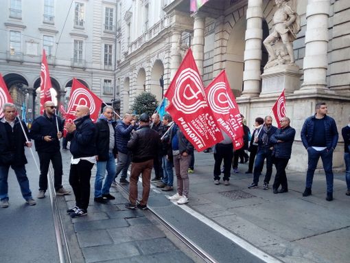 "Vergogna, vergogna": una sessantina di dipendenti Gtt manifestano sotto il comune di Torino