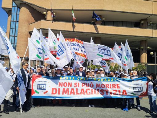 Presidio dei cancellieri davanti al Tribunale: "Non si può morire di malagiustizia" Presidio dei cancellieri davanti al Tribunale: "Non si può morire di malagiustizia"