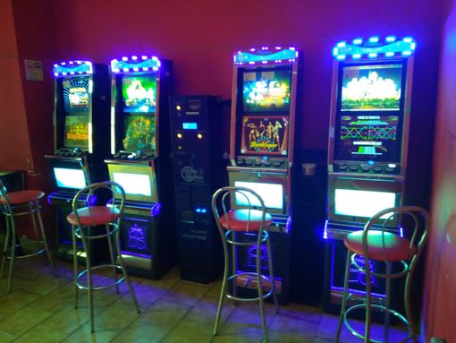 Blitz in un bar di via Chiesa della Salute: scoperte 4 slot irregolari e problemi con il dehors Blitz in un bar di via Chiesa della Salute: scoperte 4 slot irregolari e problemi con il dehors