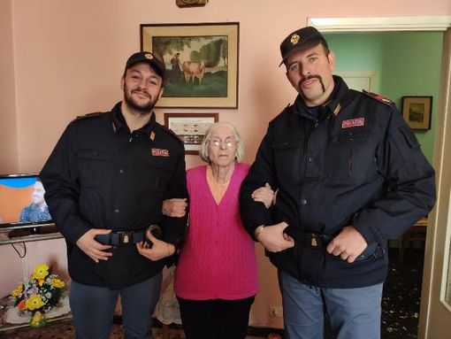 In strada da sola e confusa, a chilometri da casa: anziana disorientata ritrovata dalla polizia