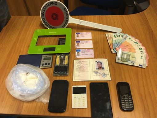 Torino, due fratelli arrestati per spaccio: nascondevano la droga sotto la leva del cambio dell'auto