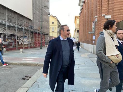 Kevin Spacey tra un selfie e un pranzo al Caffè Torino, la visita al Museo del Cinema