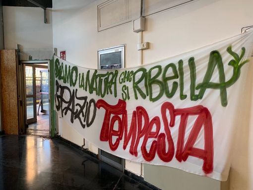 lenzuolo appeso al muro con scritte colorate lenzuolo appeso al muro con scritte colorate